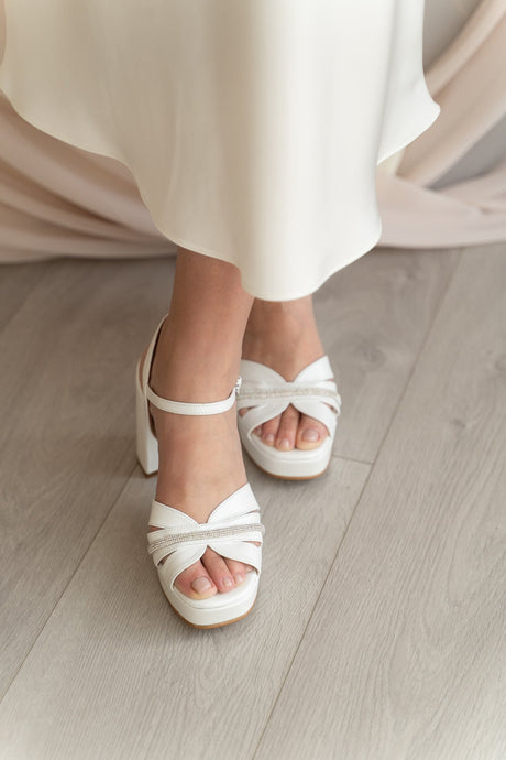Sandalia de novia piel blanca modelo Valeria, zapatos de novia de Miss Honolulu