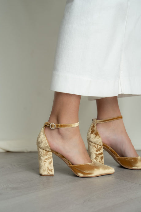 zapatos terciopelo dorado modelo nara, zapatos de novia de Miss Honolulu