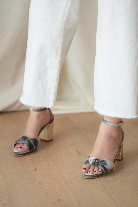 Sandalia de novia con nudo gloria terciopelo gris, zapatos de novia de Miss Honolulu