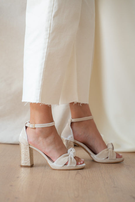 Sandalia de novia con nudo gloria terciopelo beige latex, zapatos de novia de Miss Honolulu