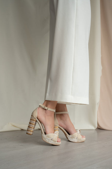 sandalia modelo gloria beige vainilla, zapatos de novia de Miss Honolulu