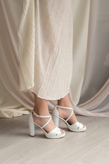 Sandalia de novia cruzada piel blanca modelo maría, zapatos de novia de Miss Honolulu