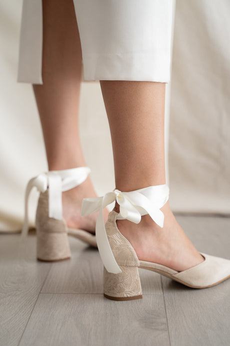 Zapatos de novia tacón bajo con lazada noa vainilla, zapatos de novia de Miss Honolulu