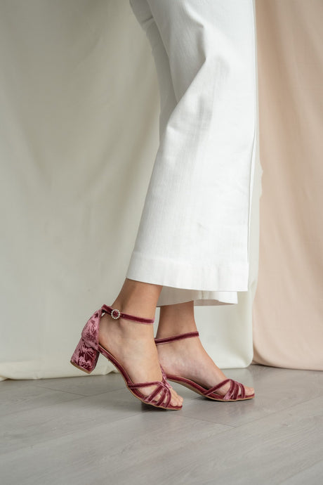 Sandalia de novia tacón bajo terciopelo cereza paris, zapatos de novia de Miss Honolulu