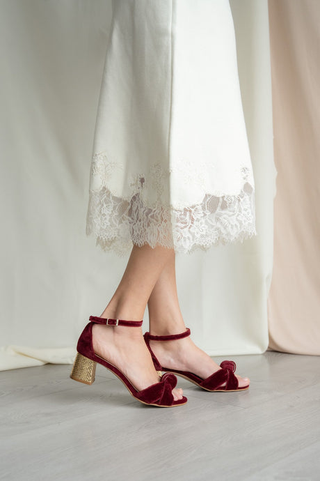 Sandalia de novia tacón bajo gloria terciopelo granate, zapatos de novia de Miss Honolulu