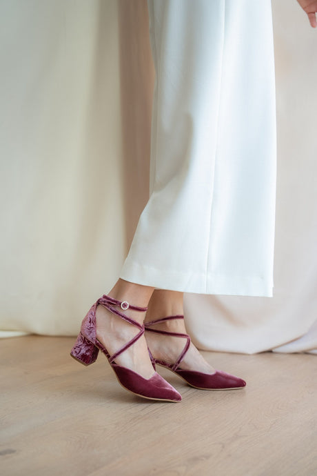 Zapatos de novia tacón bajo terciopelo cereza Matilda, zapatos de novia de Miss Honolulu